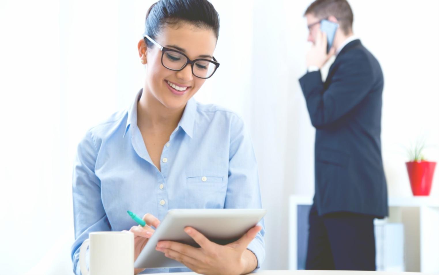 Технический персонал работает с серверным оборудованием